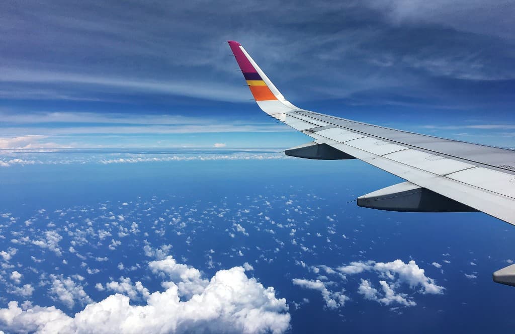 Vista delle nuvole dal finestrino di un aereo